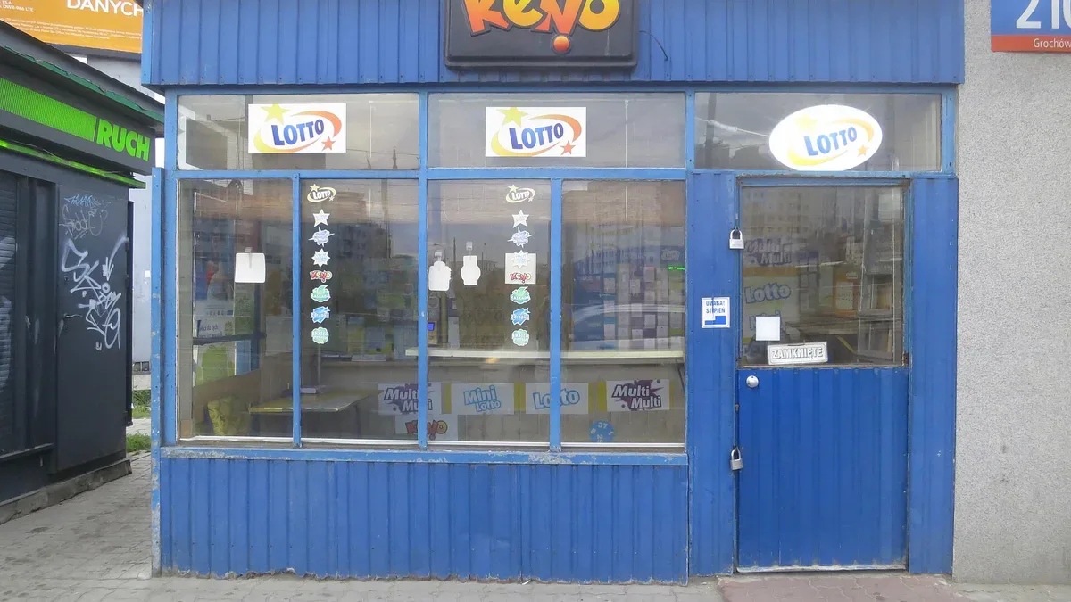 Lottery kiosk with a Keno sign over the door and Lotto signs in the windows
